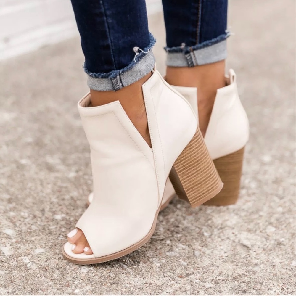Qupid Bonnie Peep Toe Ankle Booties